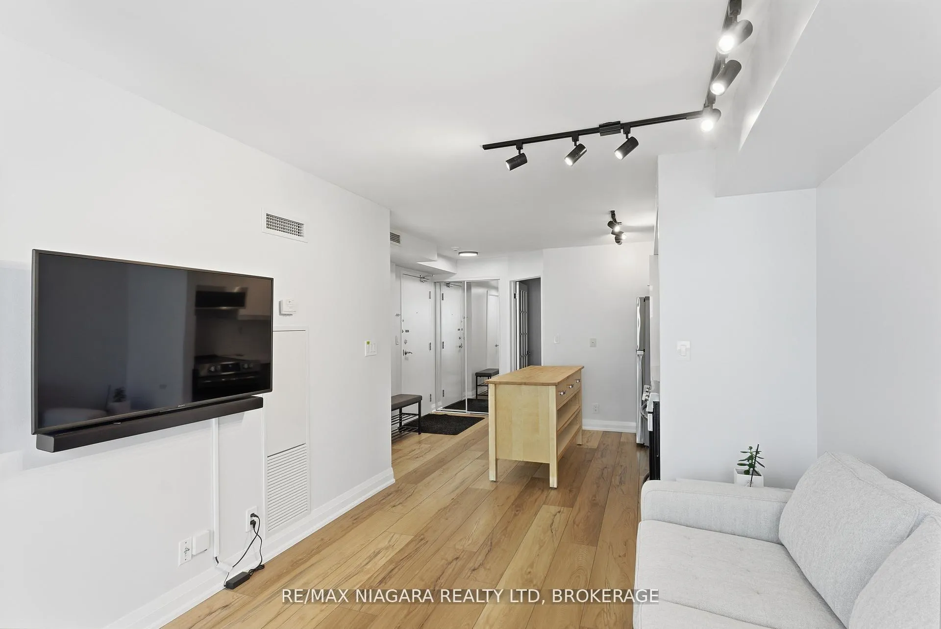 Photo 12 of Unit 1601, 600 Fleet Street, Toronto, Niagara — HOMEH