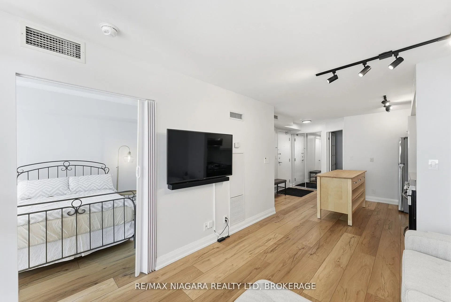 Photo 13 of Unit 1601, 600 Fleet Street, Toronto, Niagara — HOMEH