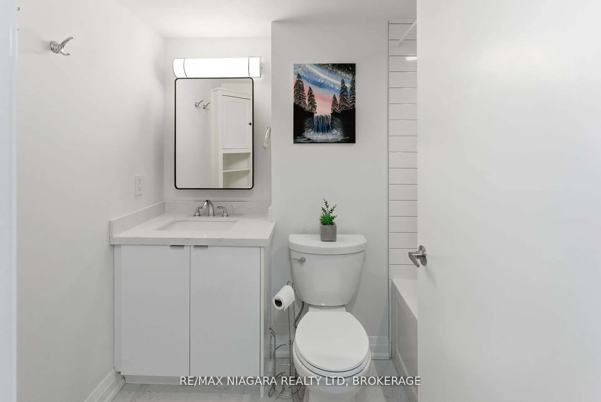 Photo 17 of Unit 1601, 600 Fleet Street, Toronto, Niagara — HOMEH