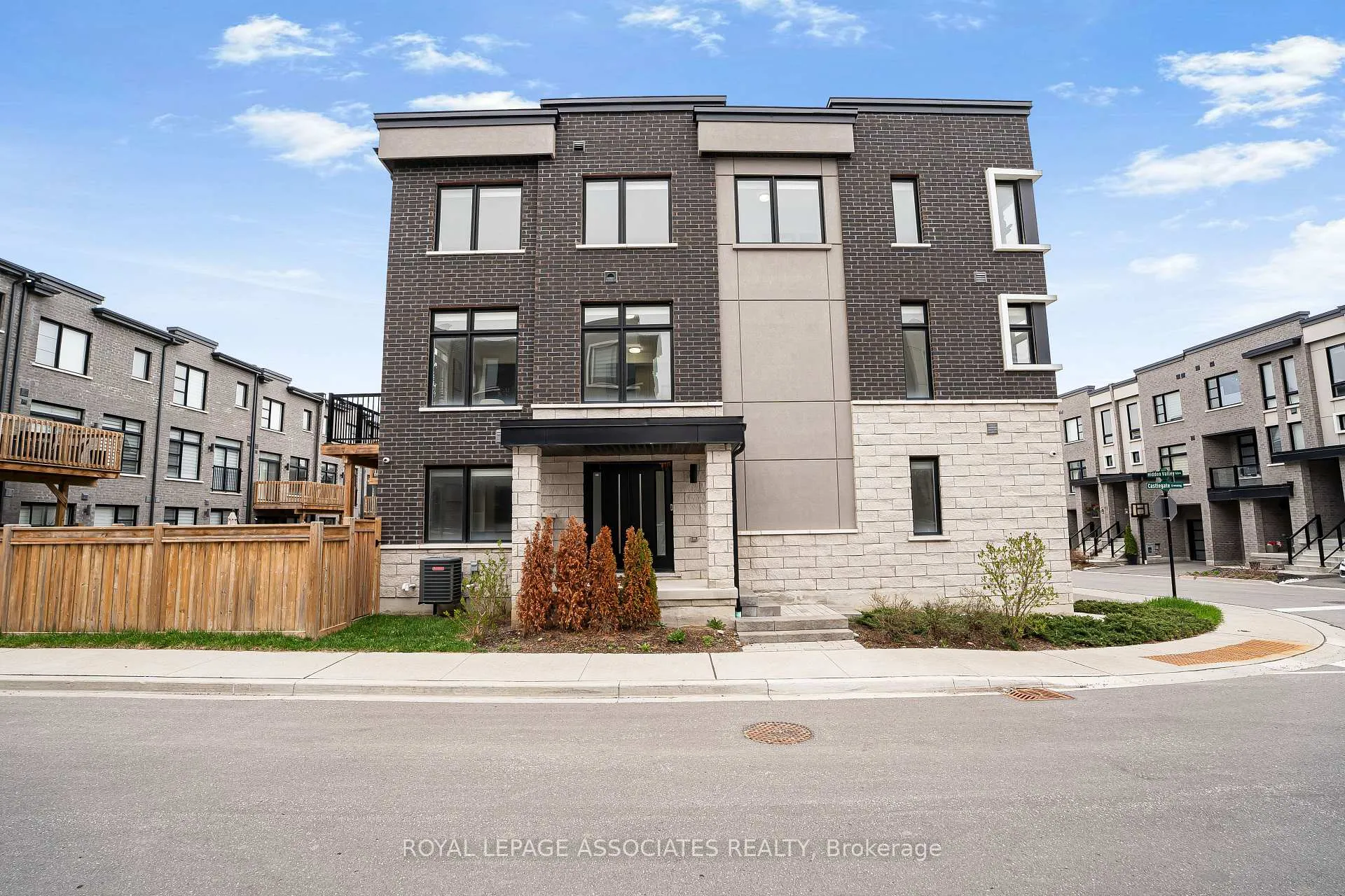 Photo 2 of 1662 Hidden Valley Glen, Pickering, Duffin Heights — HOMEH