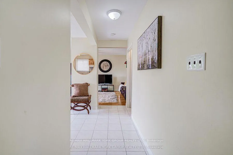 Photo 2 of 9 Bur Oak Way, Markham, Berczy — HOMEH
