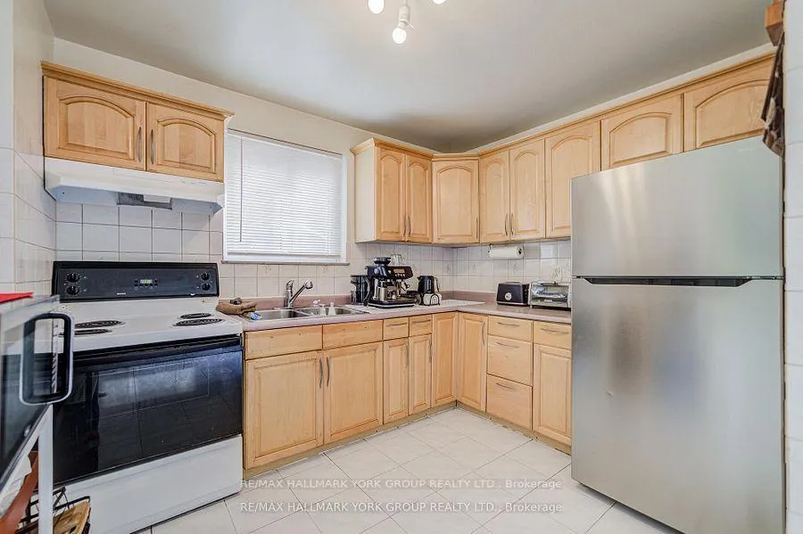 Photo 3 of 9 Bur Oak Way, Markham, Berczy — HOMEH