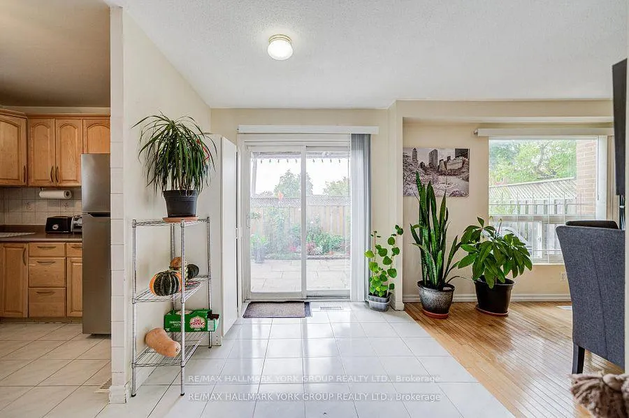 Photo 4 of 9 Bur Oak Way, Markham, Berczy — HOMEH