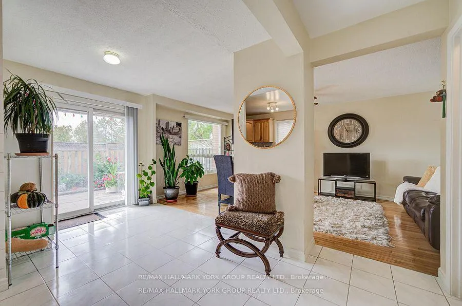 Photo 5 of 9 Bur Oak Way, Markham, Berczy — HOMEH