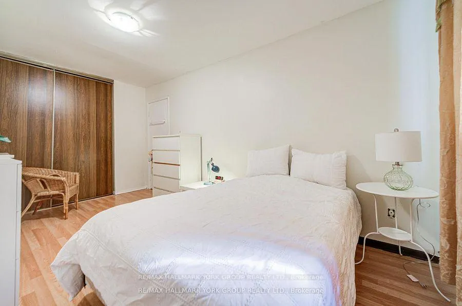 Photo 10 of 9 Bur Oak Way, Markham, Berczy — HOMEH