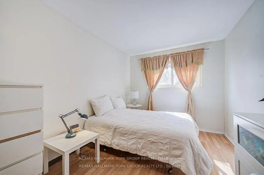 Photo 11 of 9 Bur Oak Way, Markham, Berczy — HOMEH