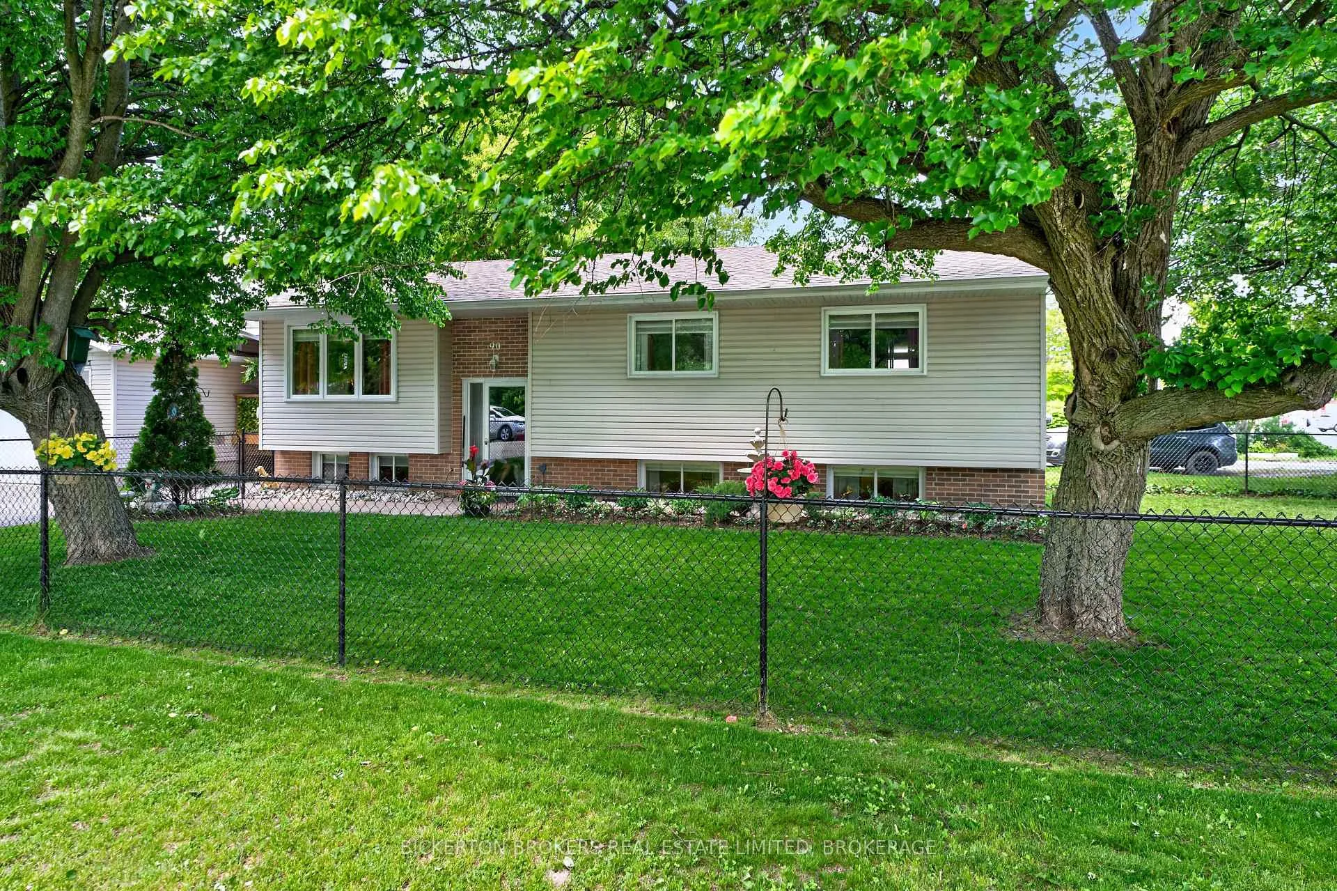 Photo 3 of 90 Ann Street, Gananoque — HOMEH