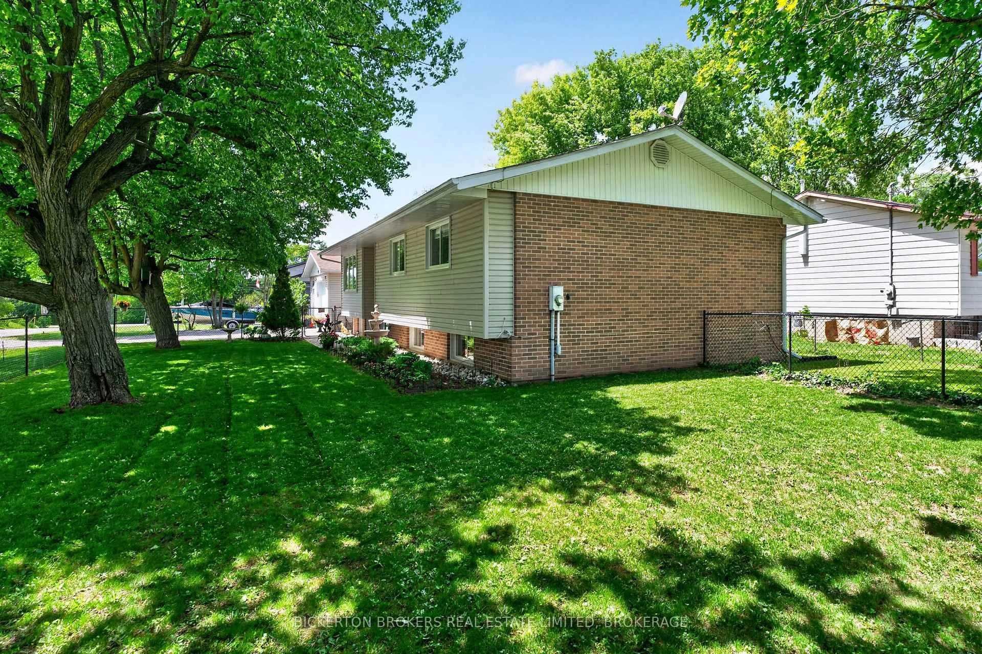 Photo 11 of 90 Ann Street, Gananoque — HOMEH