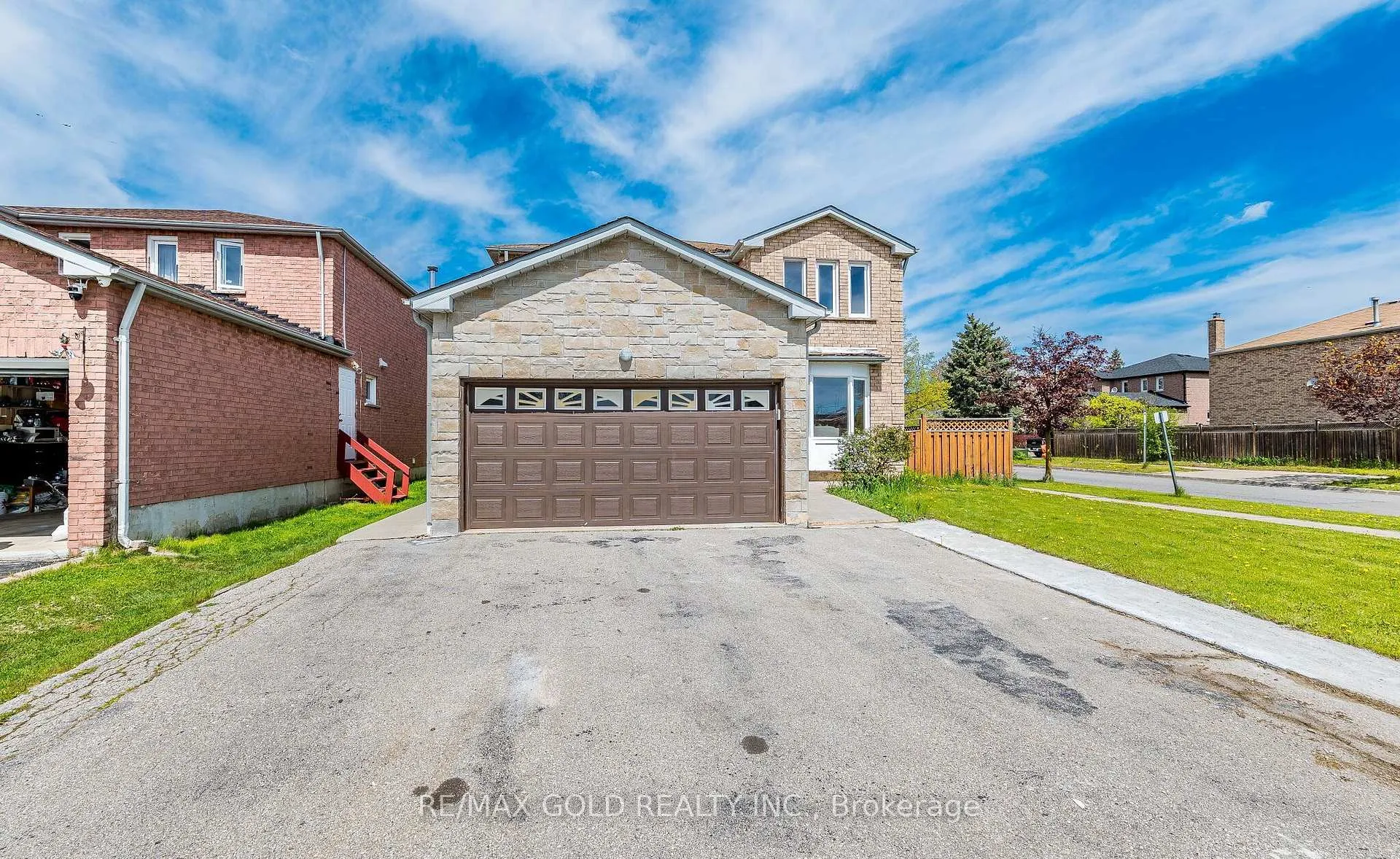 Photo 2 of 92 Moffatt Avenue, Brampton, Fletcher's West — HOMEH