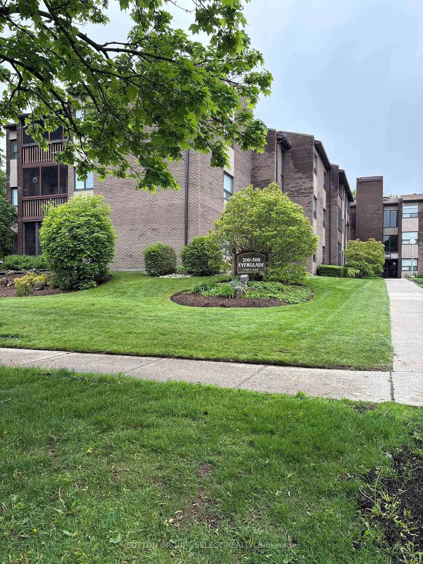 Front of Unit 203, 200 Everglade Crescent
