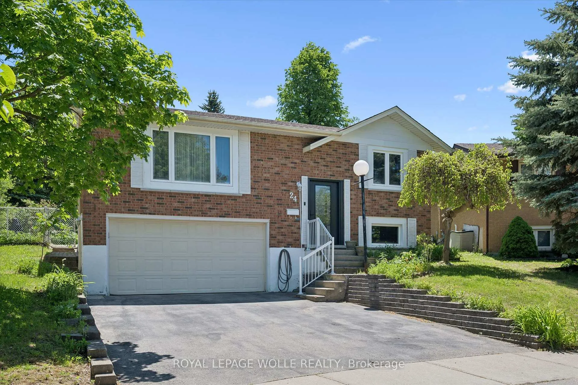 Photo 2 of 24 Devonglen Court, Kitchener — HOMEH