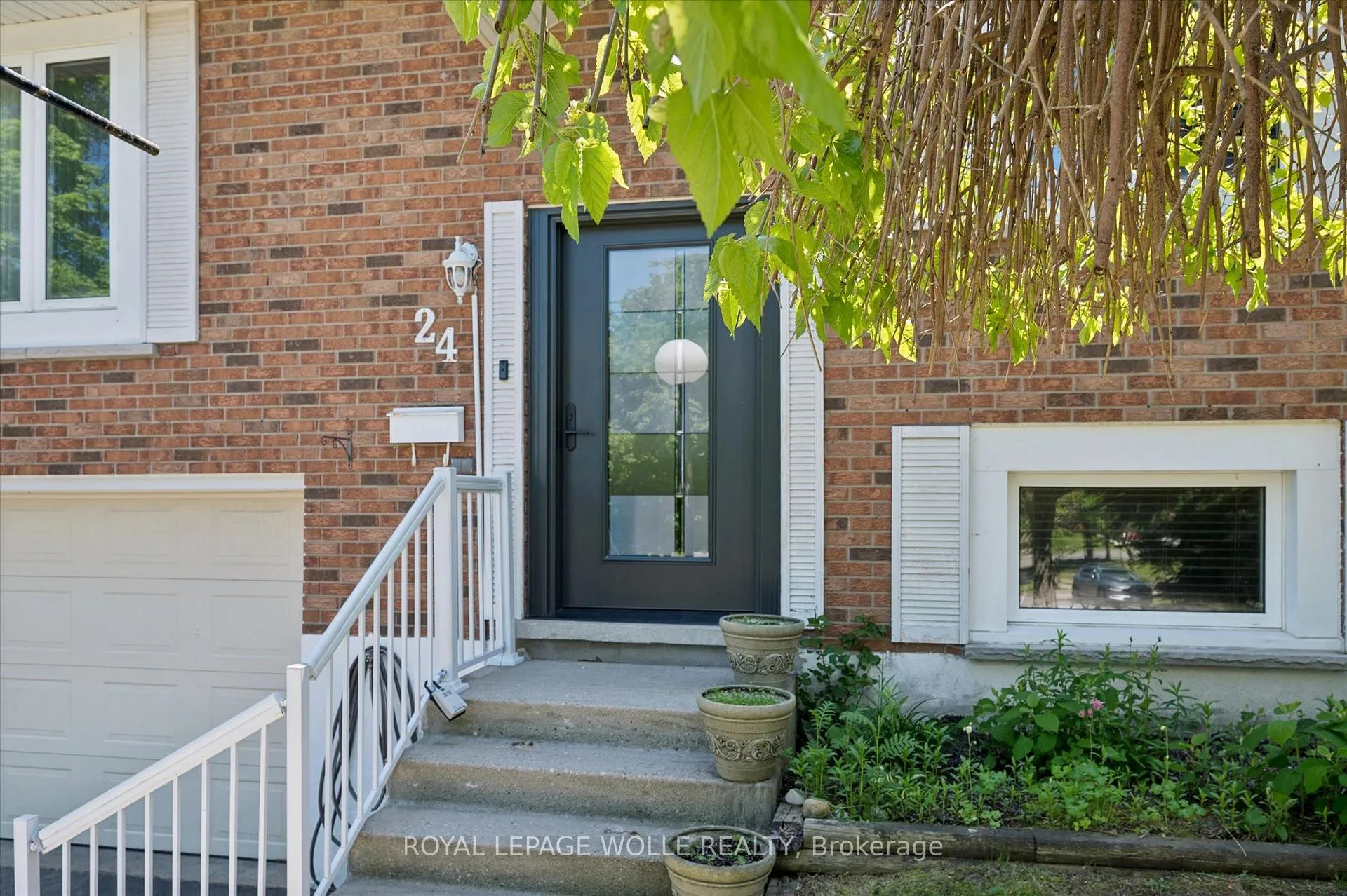 Photo 3 of 24 Devonglen Court, Kitchener — HOMEH