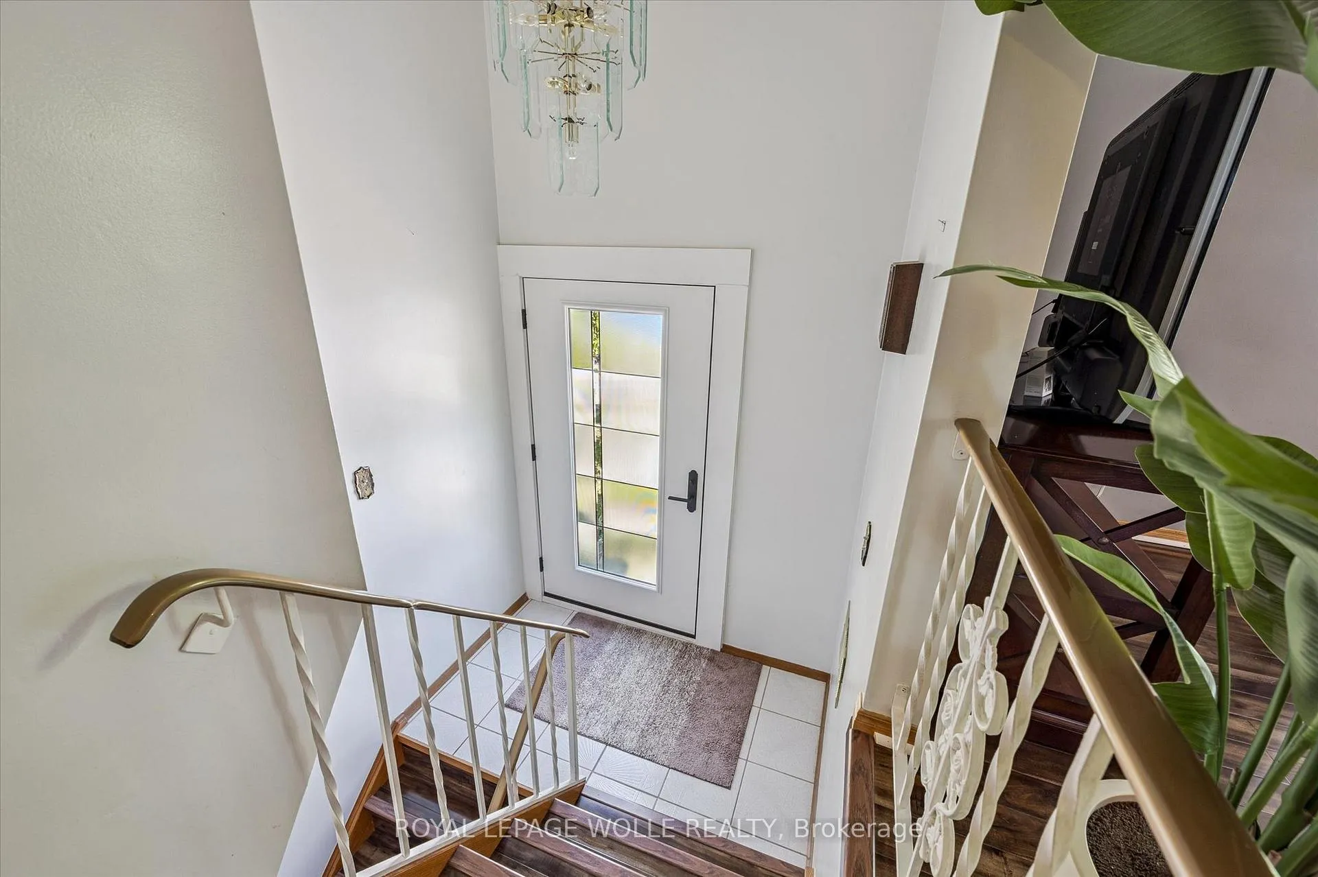 Photo 4 of 24 Devonglen Court, Kitchener — HOMEH