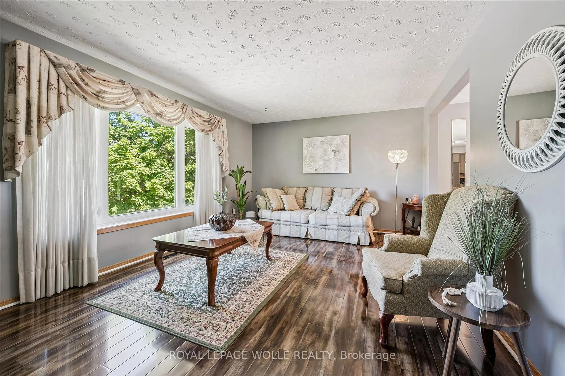 Photo 5 of 24 Devonglen Court, Kitchener — HOMEH