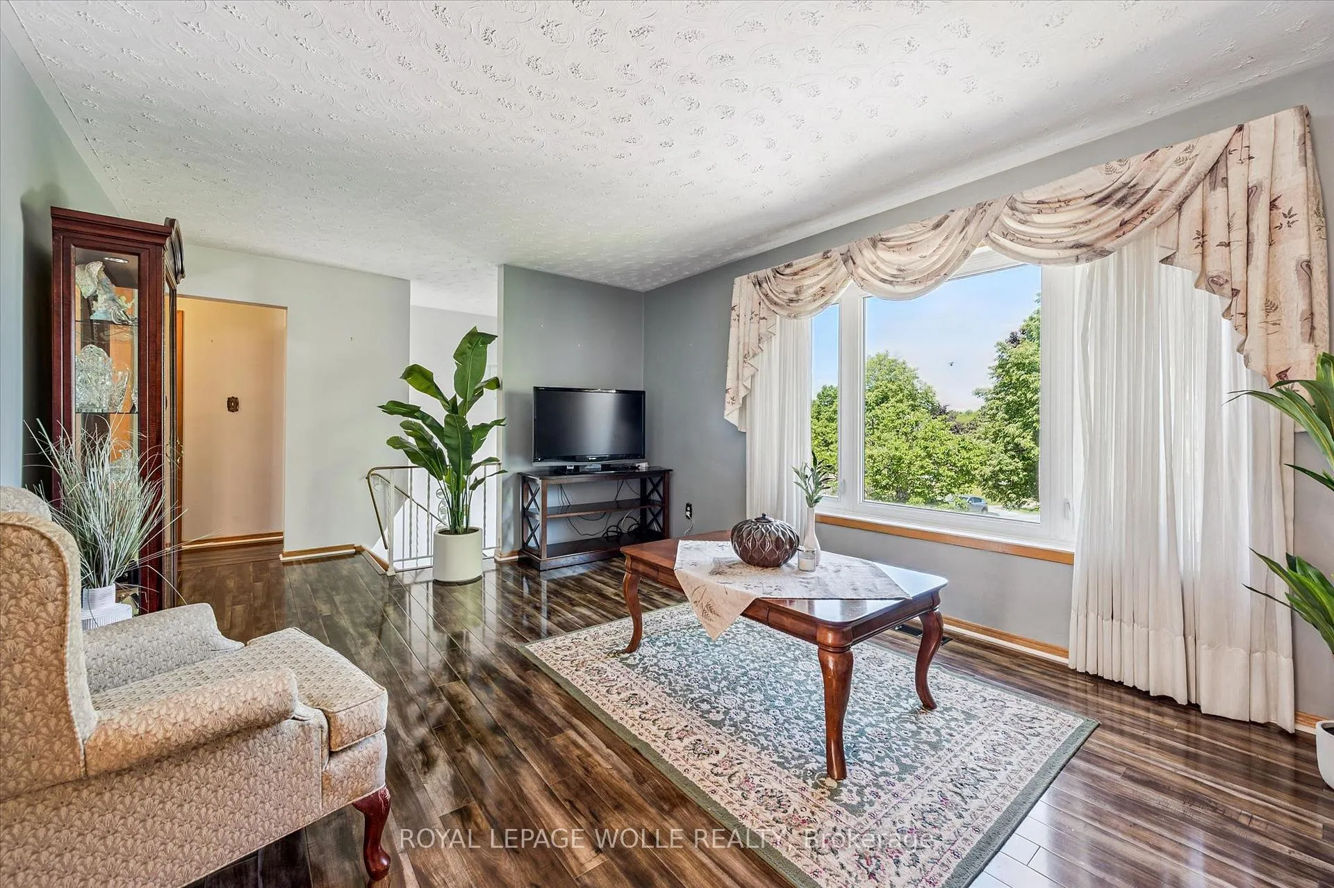 Photo 7 of 24 Devonglen Court, Kitchener — HOMEH