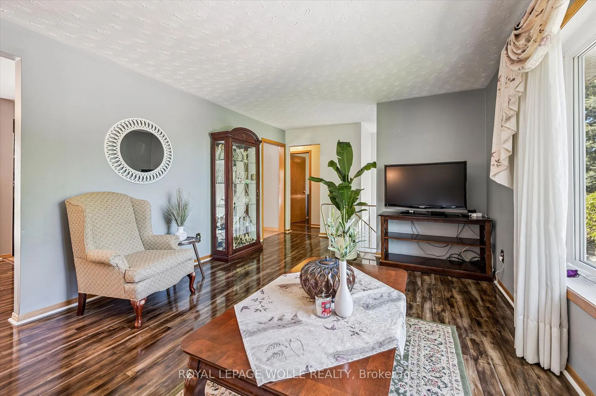 Photo 8 of 24 Devonglen Court, Kitchener — HOMEH