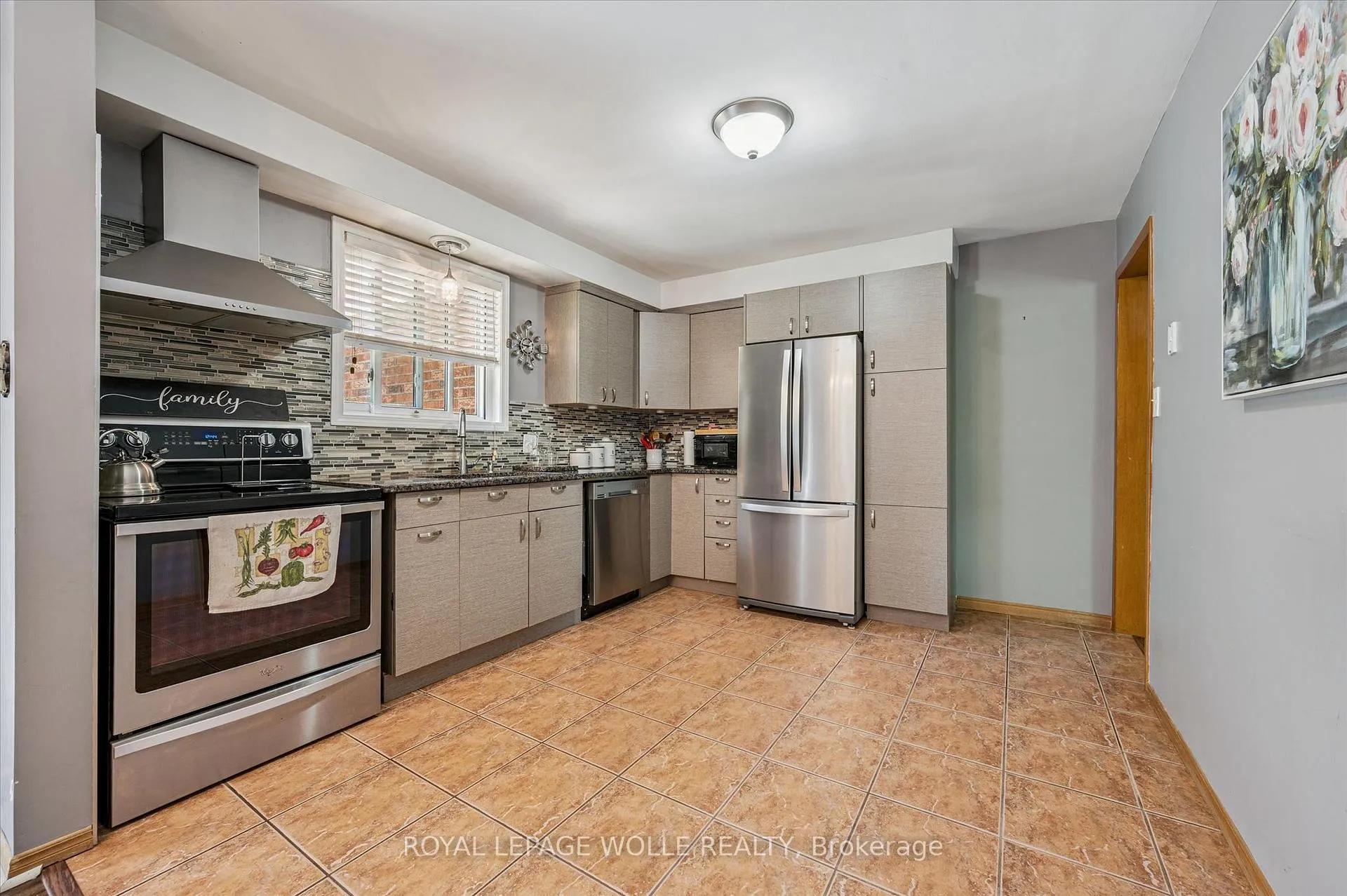 Photo 13 of 24 Devonglen Court, Kitchener — HOMEH