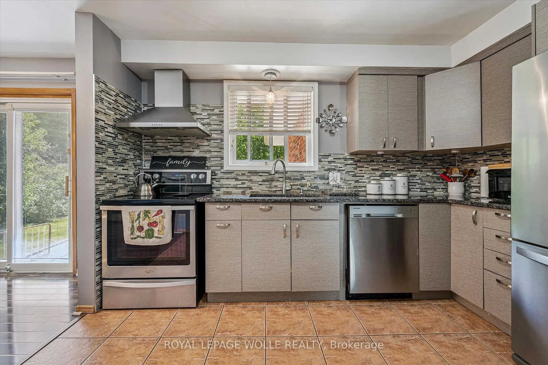 Photo 16 of 24 Devonglen Court, Kitchener — HOMEH