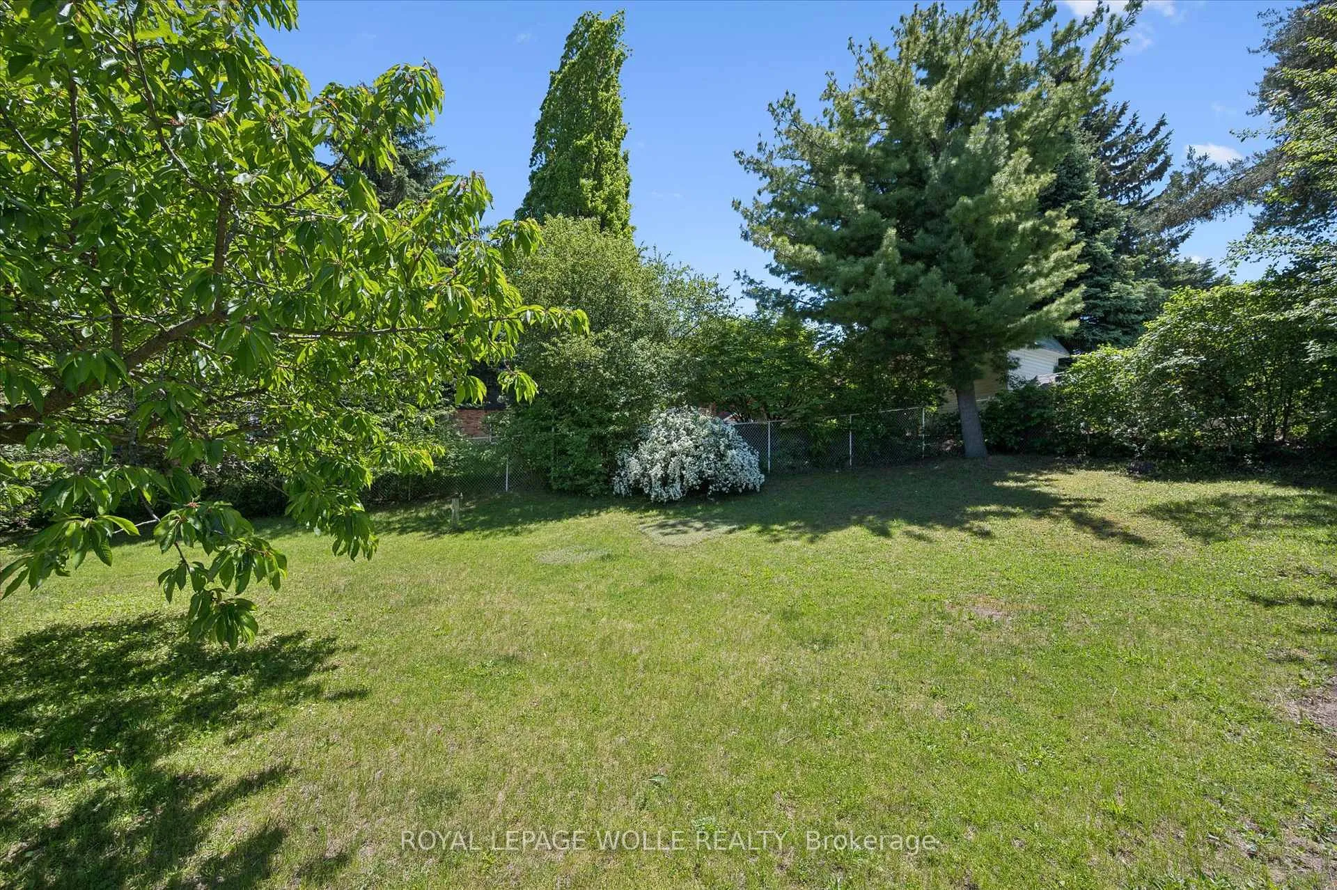 Photo 37 of 24 Devonglen Court, Kitchener — HOMEH