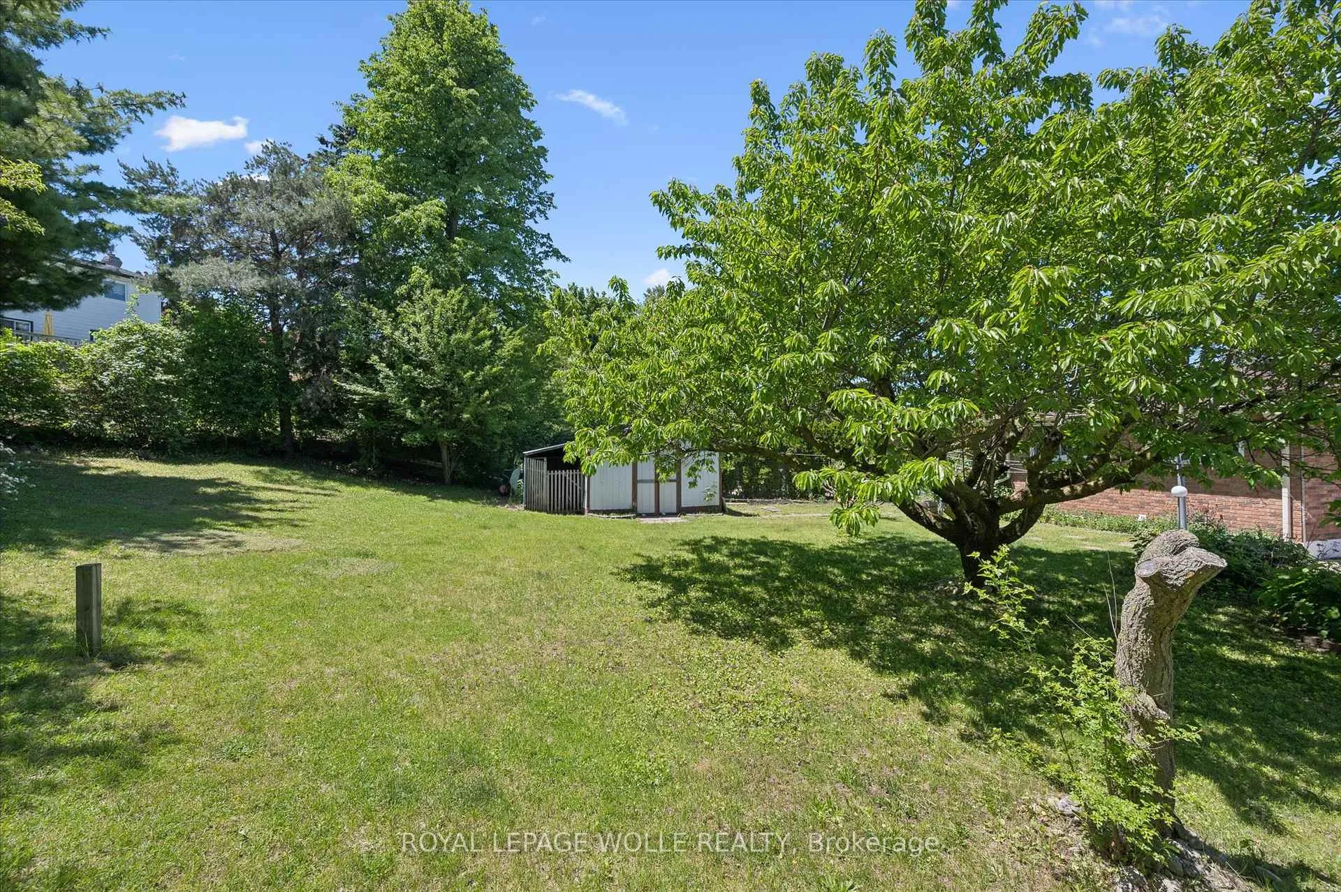Photo 39 of 24 Devonglen Court, Kitchener — HOMEH