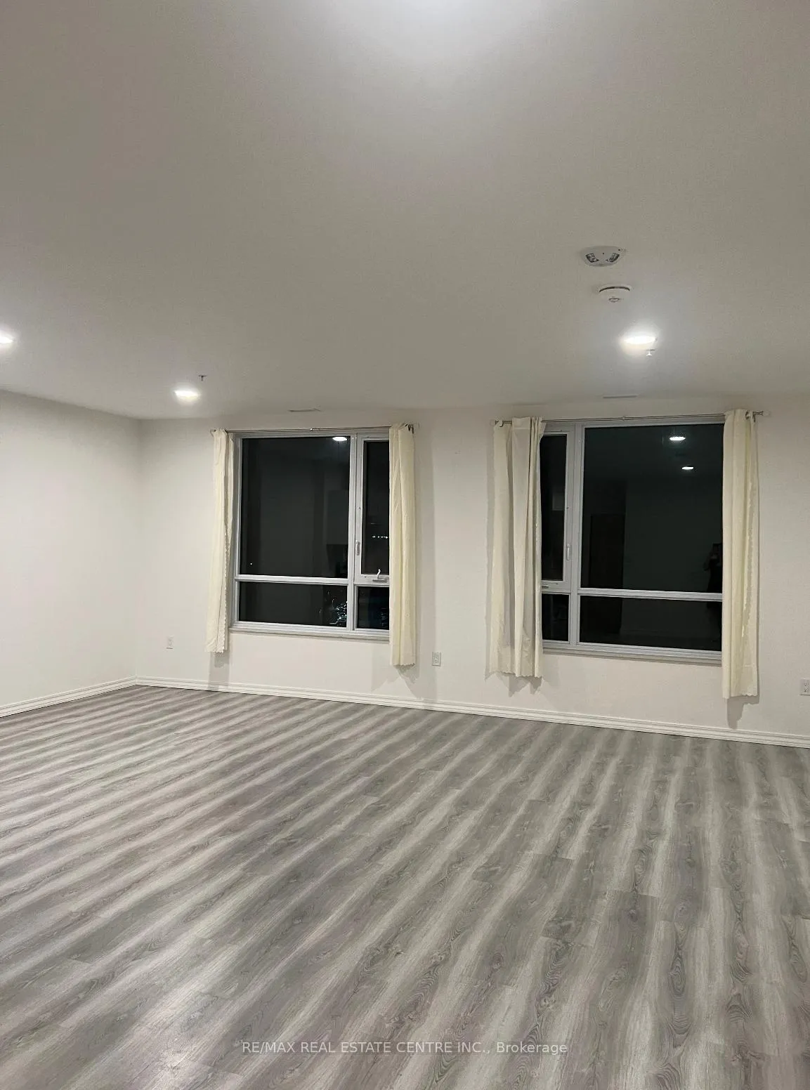 Photo 2 of Unit 810, 1098 Paisley Road, Guelph, Willow West/Sugarbush/West Acres — HOMEH