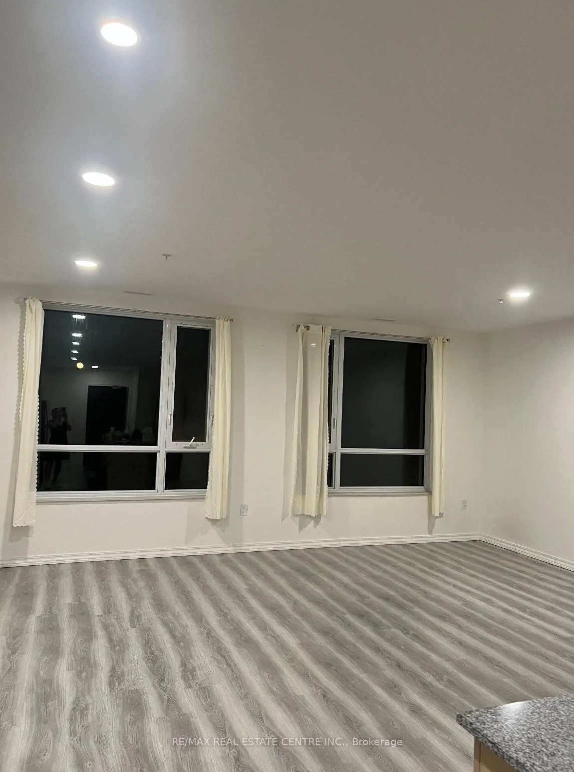 Photo 3 of Unit 810, 1098 Paisley Road, Guelph, Willow West/Sugarbush/West Acres — HOMEH