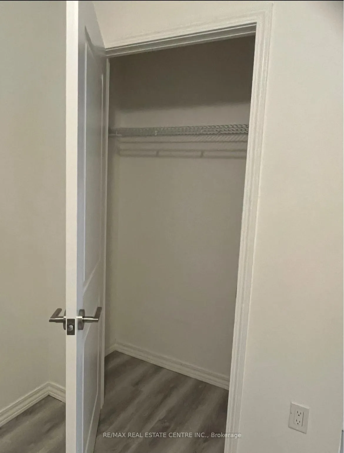 Photo 8 of Unit 810, 1098 Paisley Road, Guelph, Willow West/Sugarbush/West Acres — HOMEH