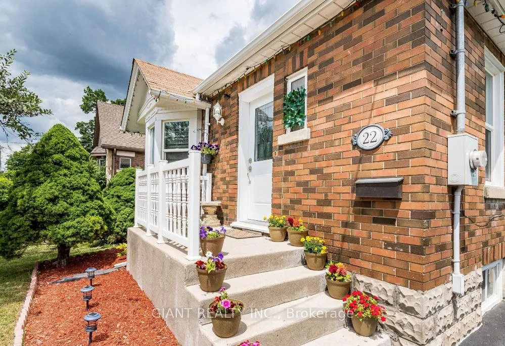 Photo 2 of 22 West Street W, Brampton, Downtown Brampton — HOMEH