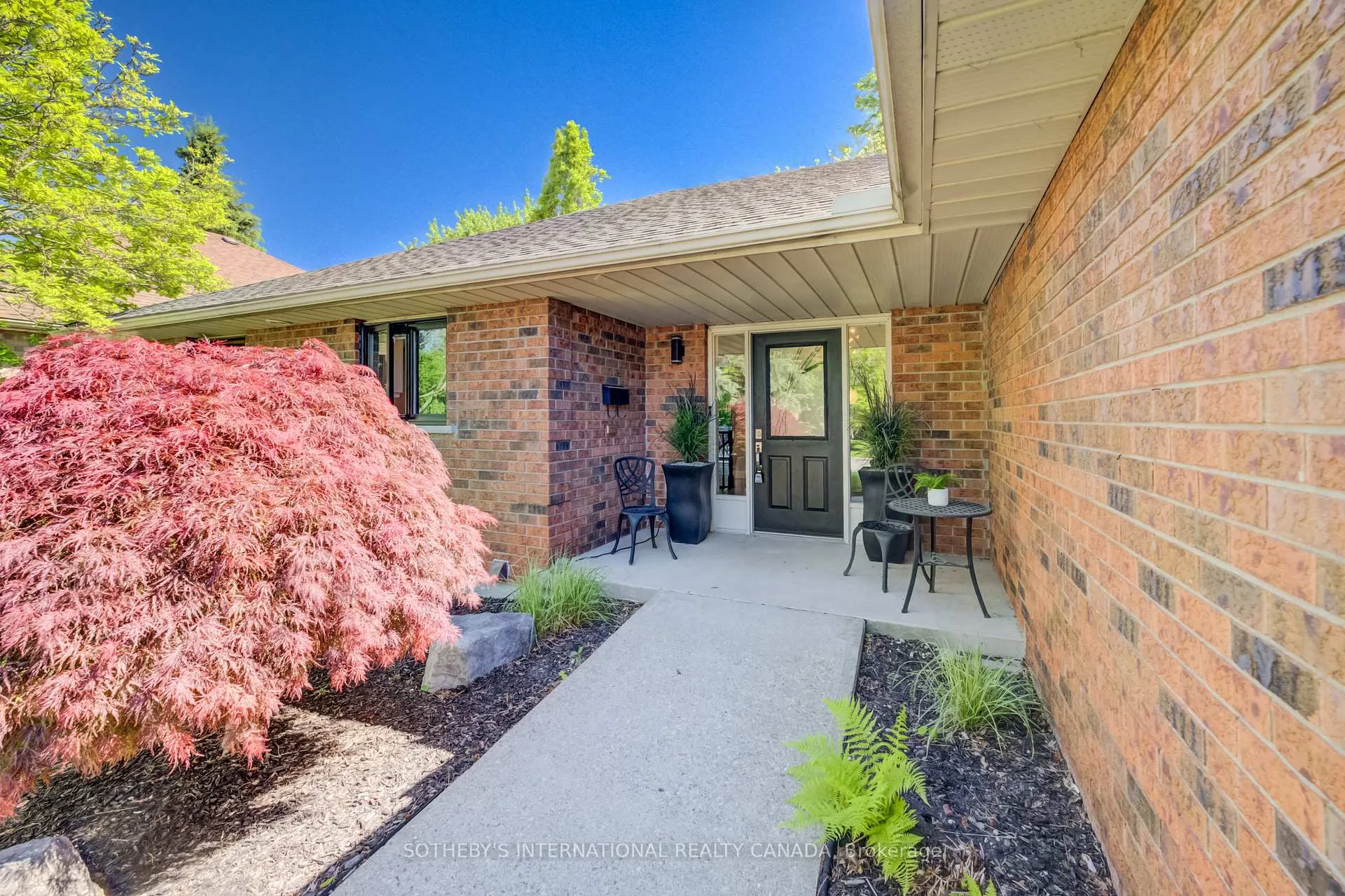 Photo 3 of 304 Auburn Drive, Waterloo — HOMEH