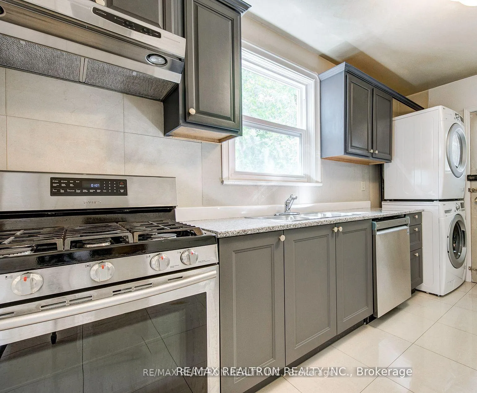 Photo 2 of 24 Highland Park Boulevard, Markham, Thornhill — HOMEH