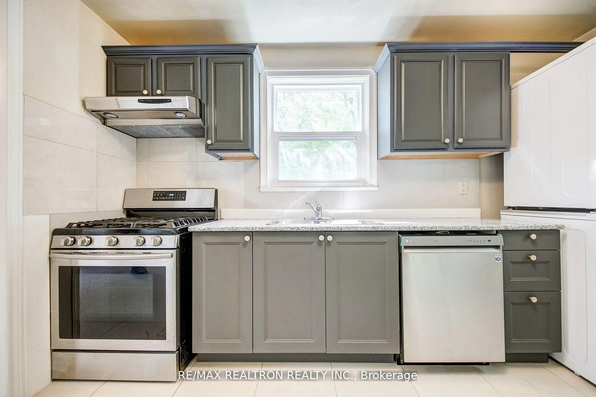 Photo 3 of 24 Highland Park Boulevard, Markham, Thornhill — HOMEH