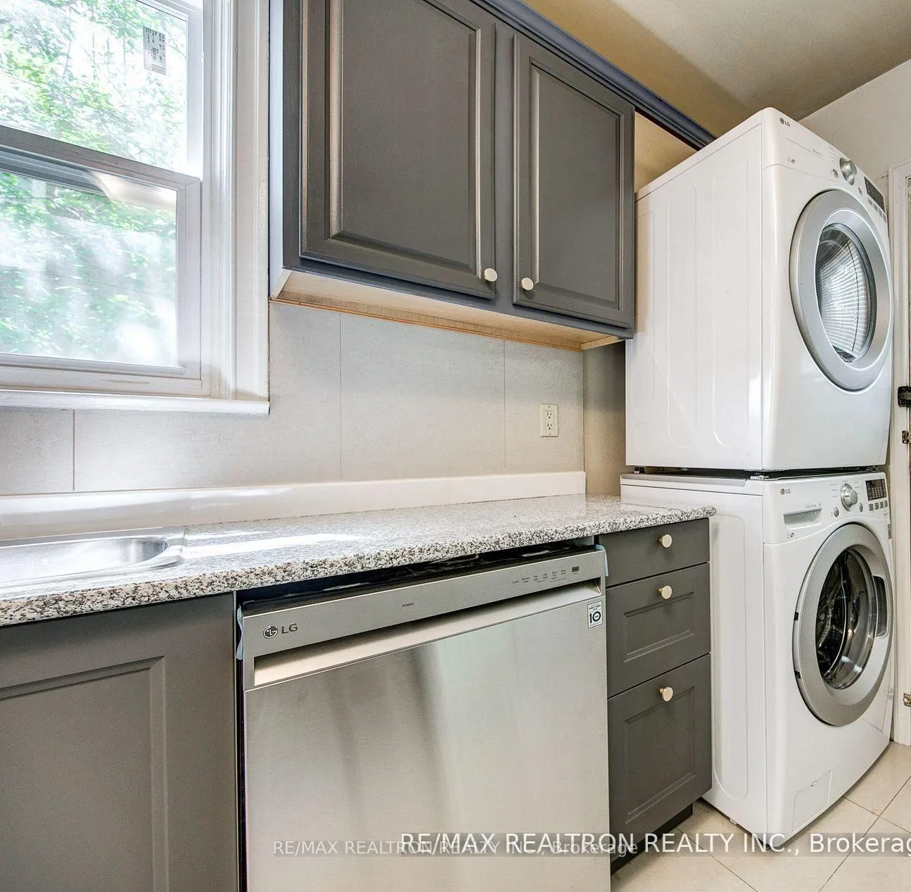 Photo 4 of 24 Highland Park Boulevard, Markham, Thornhill — HOMEH