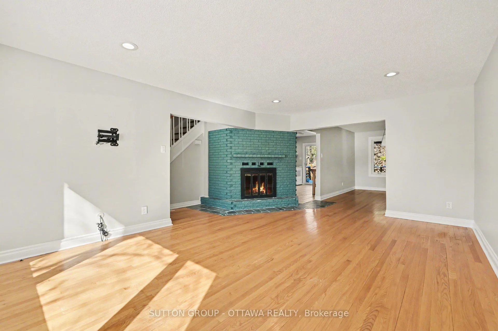 Photo 6 of 1071 Aldea Avenue, Ottawa, Billings Bridge — HOMEH