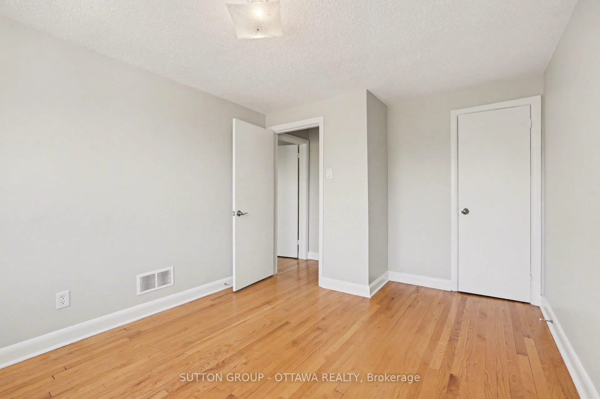Photo 23 of 1071 Aldea Avenue, Ottawa, Billings Bridge — HOMEH