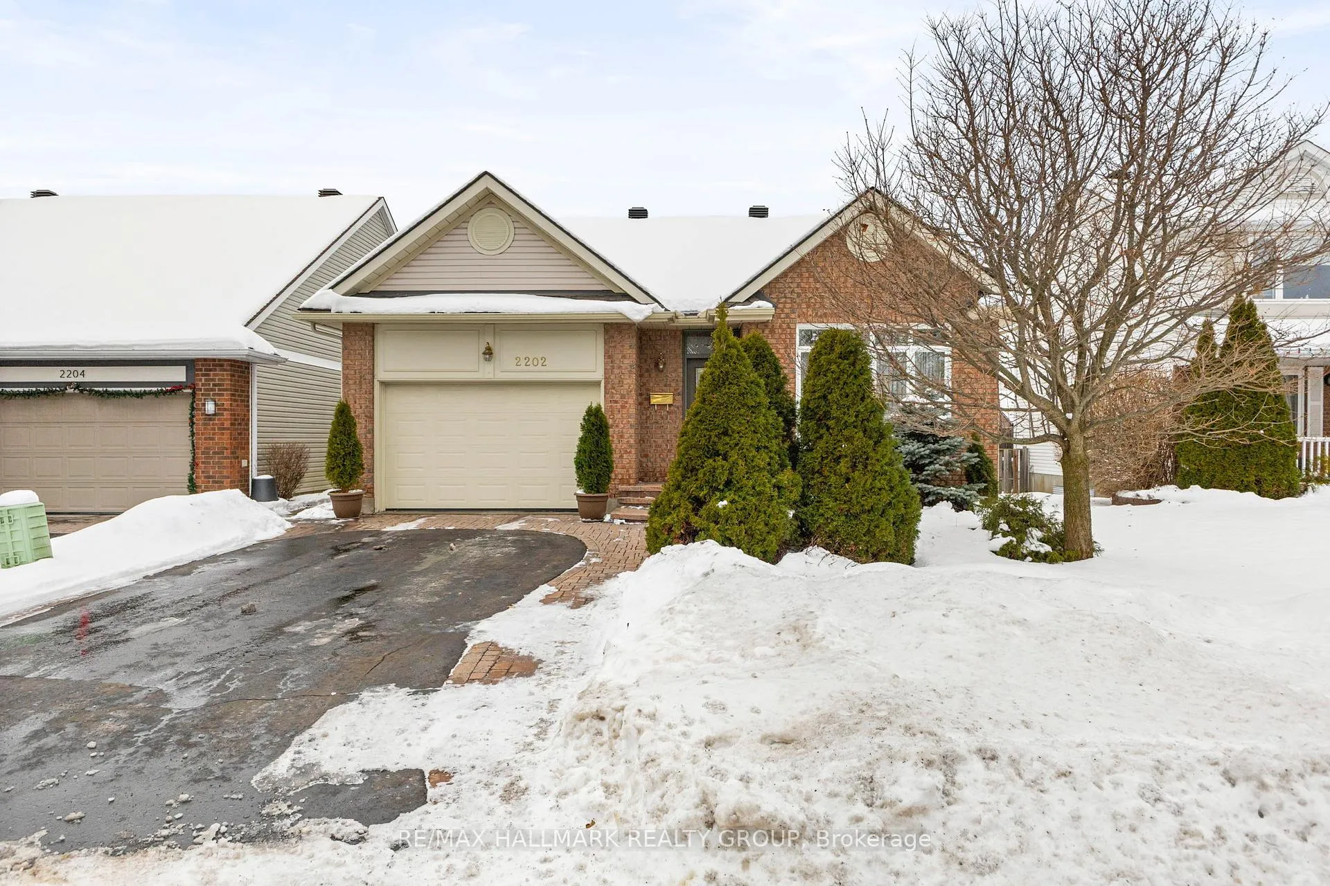 Photo 2 of 2202 Nature Trail Crescent, Ottawa, Chapel Hill South - Orleans Village — HOMEH