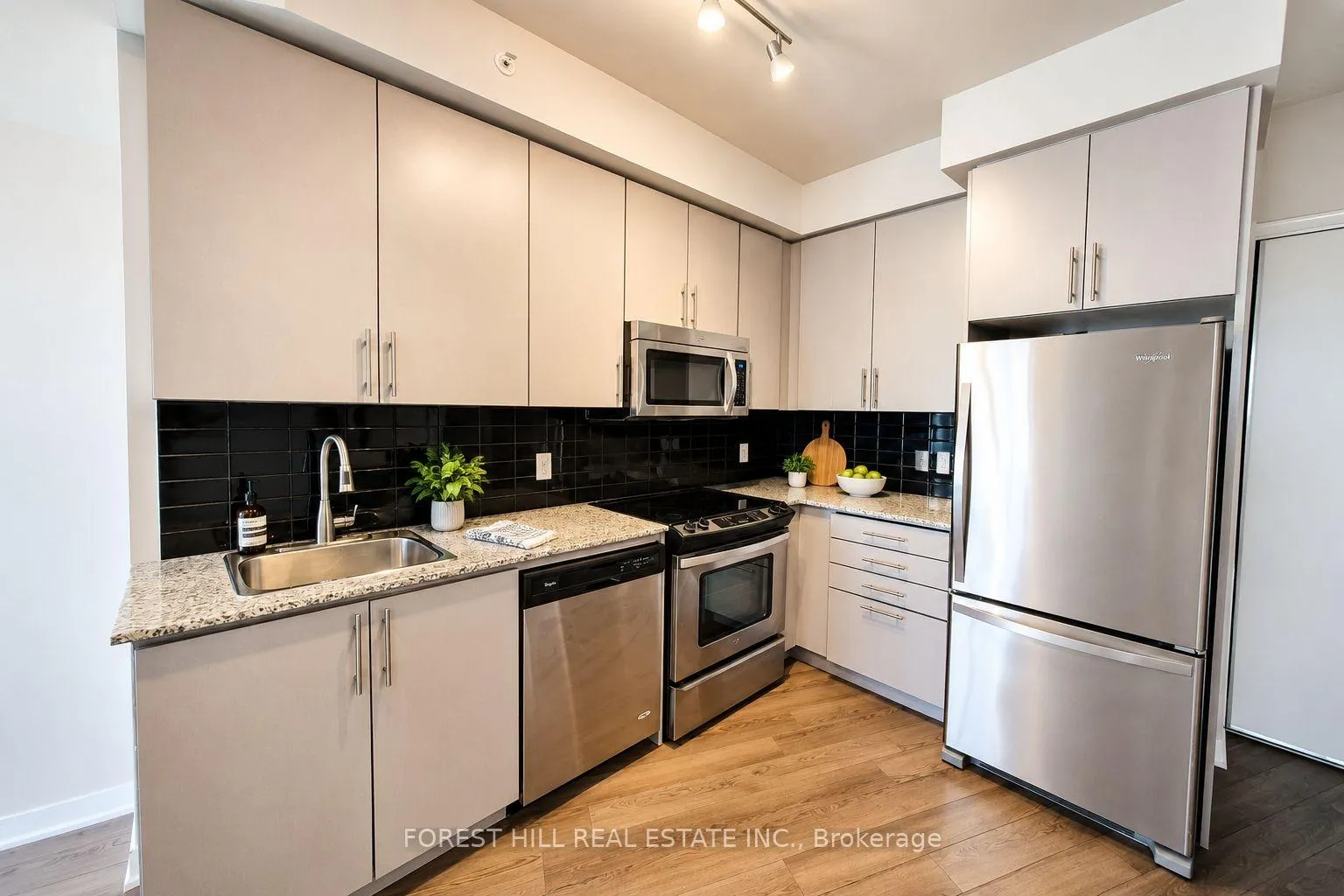 Photo 5 of Unit 1109, 60 Berwick Avenue, Toronto, Yonge-Eglinton — HOMEH