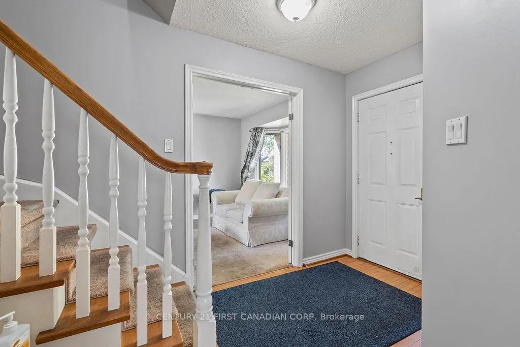 Photo 6 of 106 Pine Valley Drive, London, South N — HOMEH