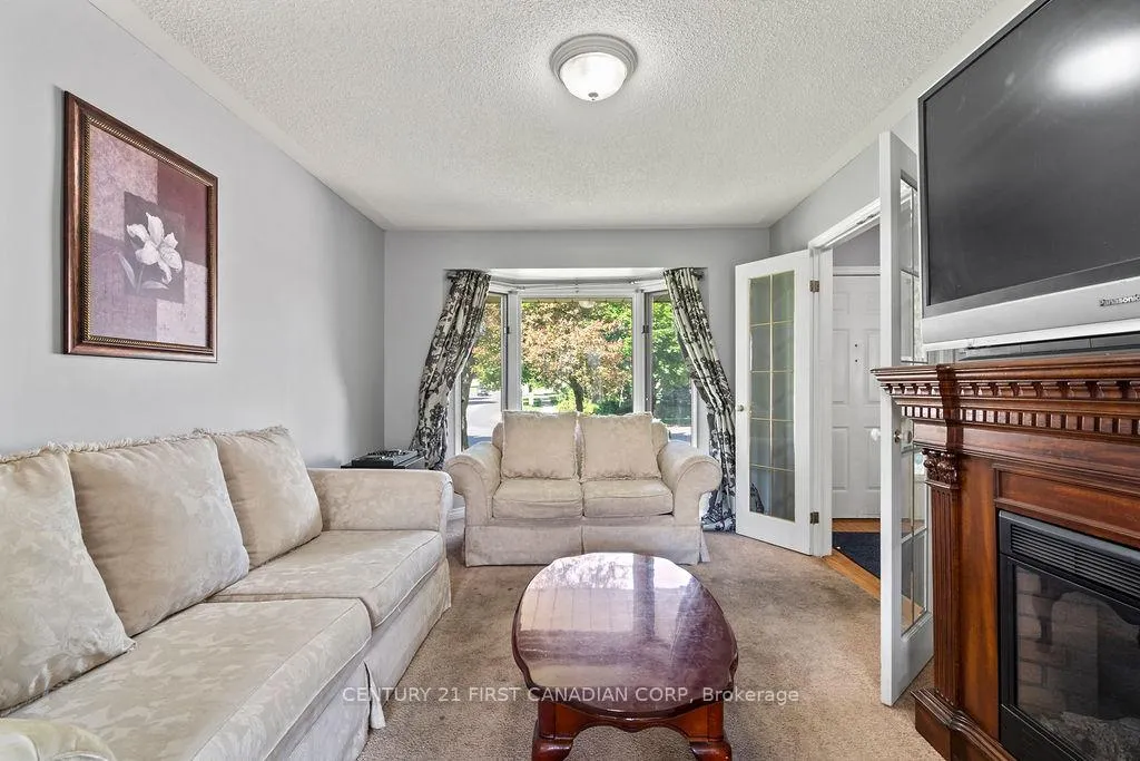 Photo 9 of 106 Pine Valley Drive, London, South N — HOMEH