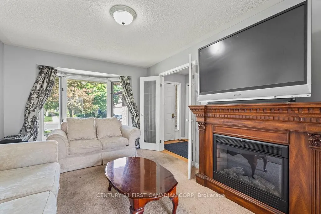 Photo 10 of 106 Pine Valley Drive, London, South N — HOMEH