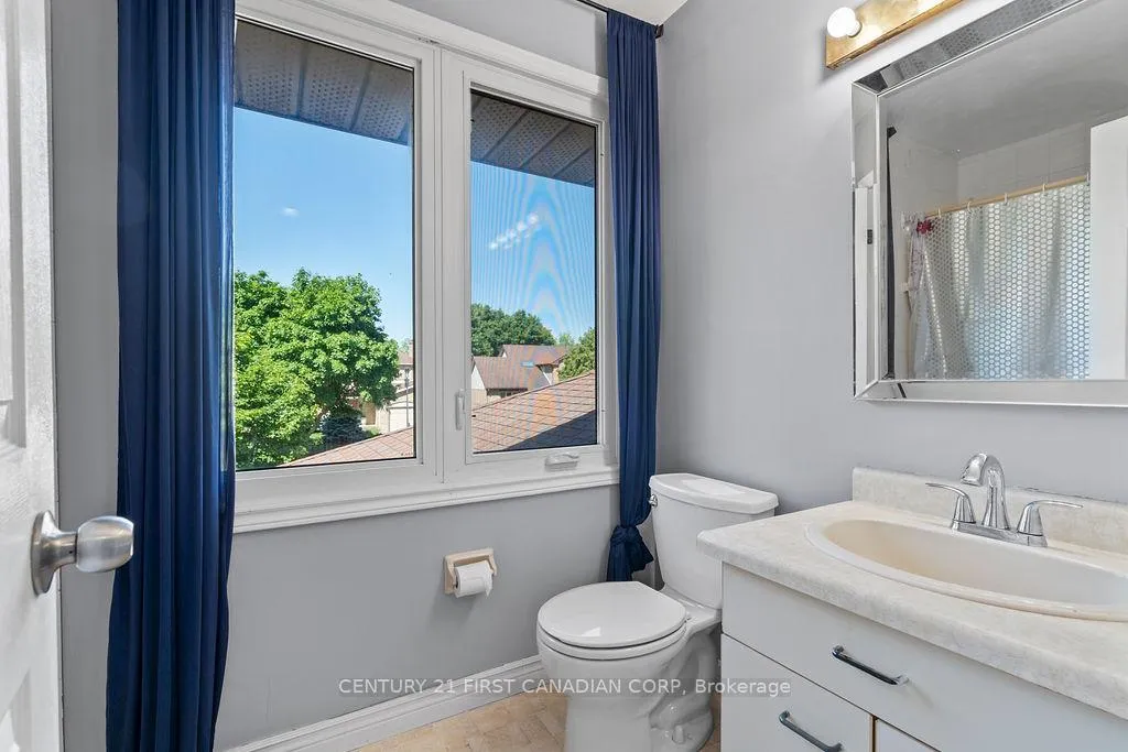 Photo 32 of 106 Pine Valley Drive, London, South N — HOMEH