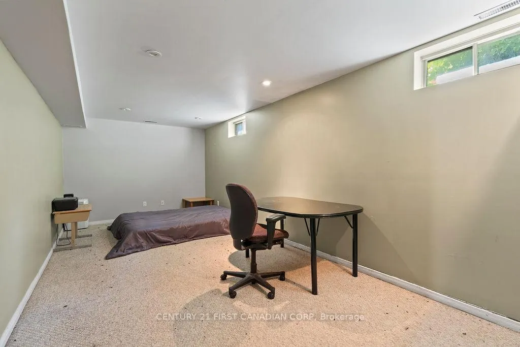 Photo 33 of 106 Pine Valley Drive, London, South N — HOMEH