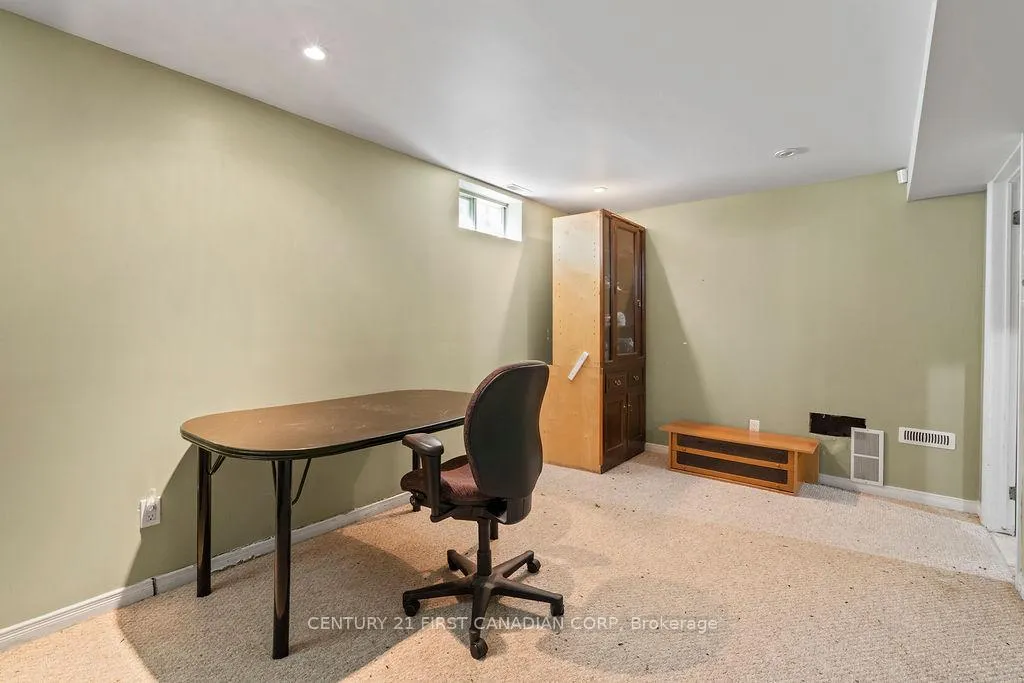 Photo 34 of 106 Pine Valley Drive, London, South N — HOMEH