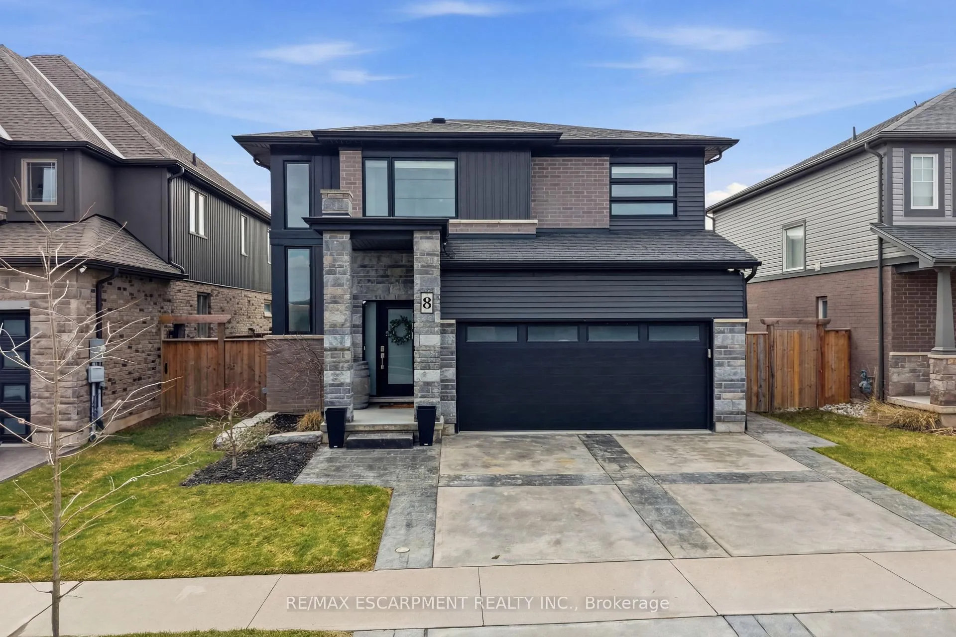 Photo 2 of 8 Myrtle Street, Pelham, Fonthill — HOMEH
