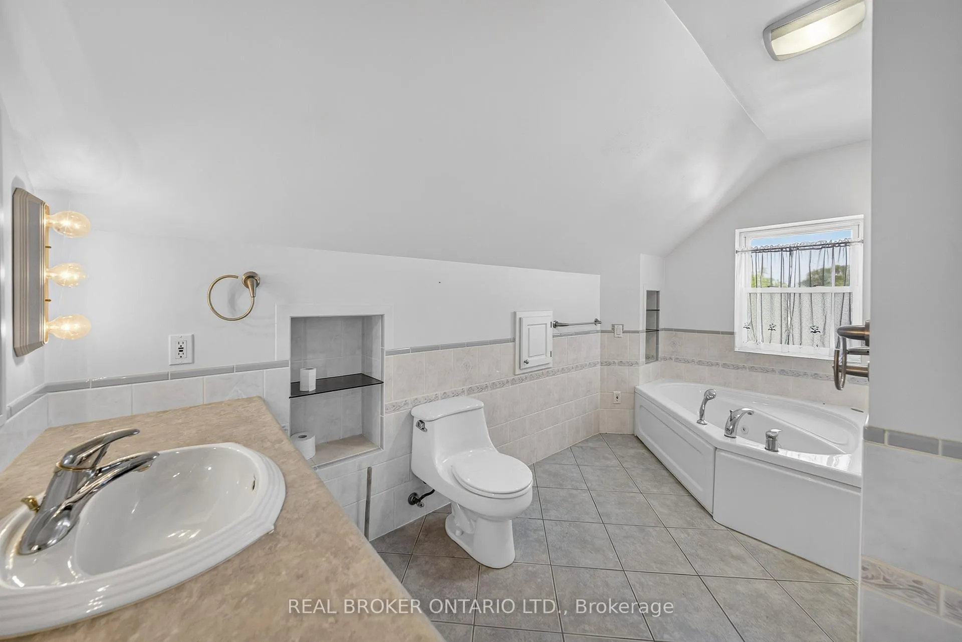 Photo 18 of 55 Merigold Street, St. Catharines, Western Hill — HOMEH