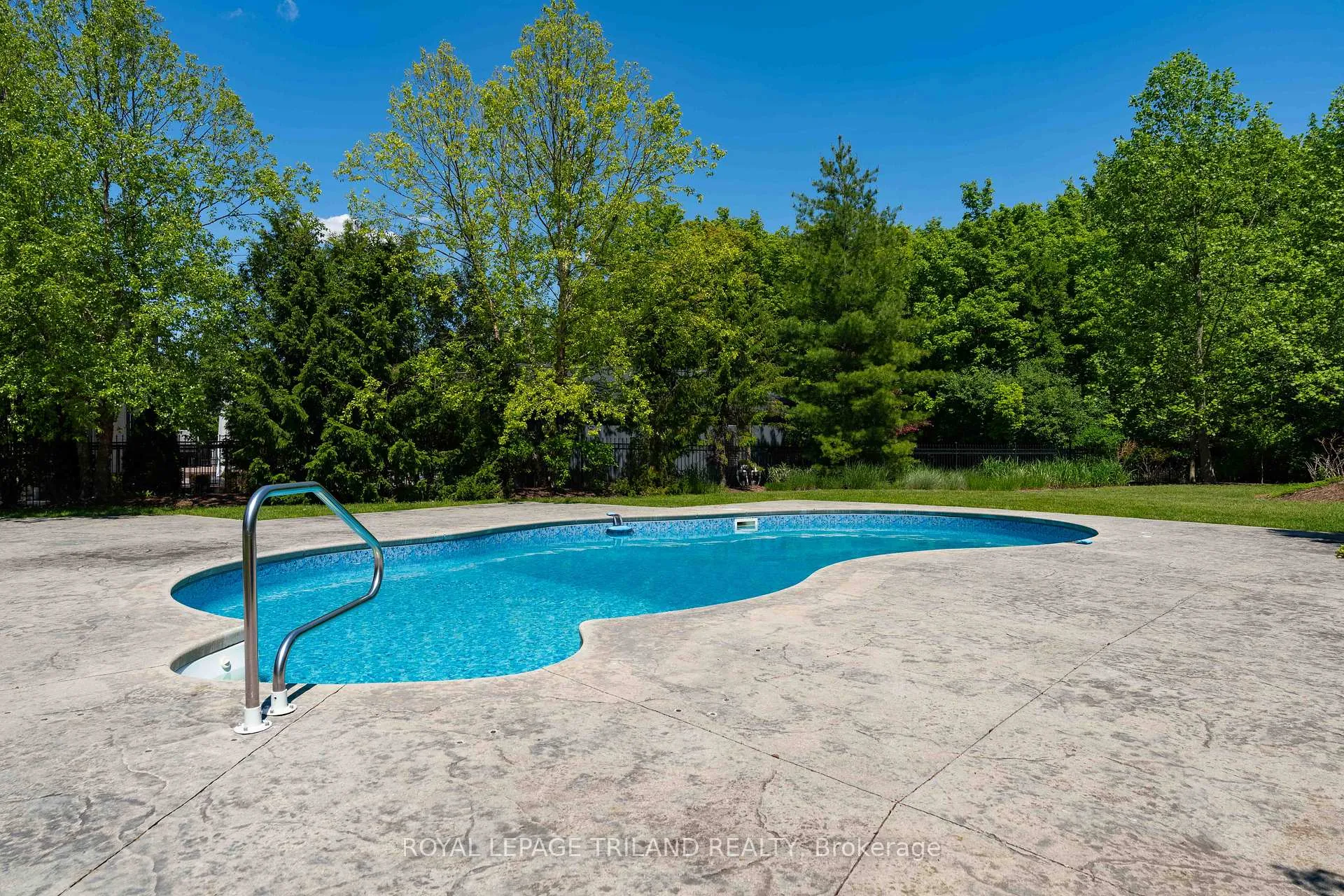 Photo 35 of 683 Eagletrace Drive, London, North S — HOMEH