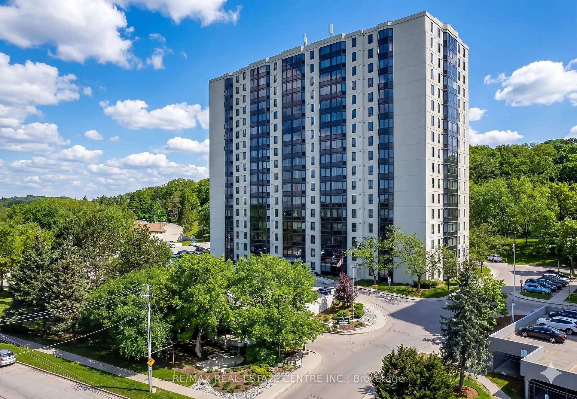 Photo 4 of Unit 103, 35 Green Valley Drive, Kitchener, Pioneer Park — HOMEH