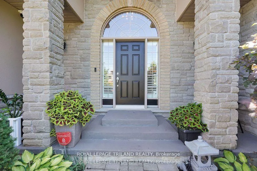 Photo 2 of 7119 Clayton Walk, London, South V — HOMEH