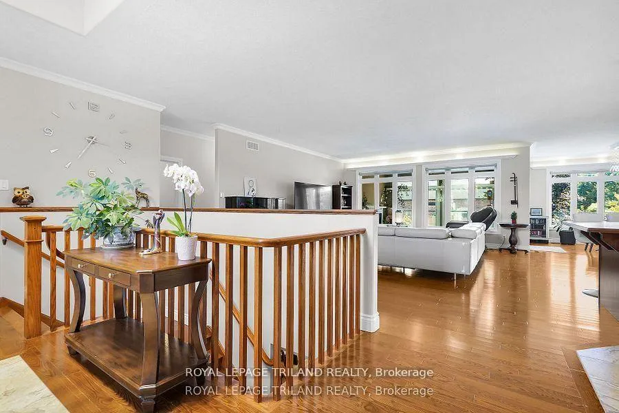 Photo 3 of 7119 Clayton Walk, London, South V — HOMEH