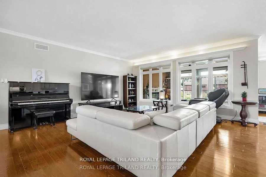 Photo 6 of 7119 Clayton Walk, London, South V — HOMEH