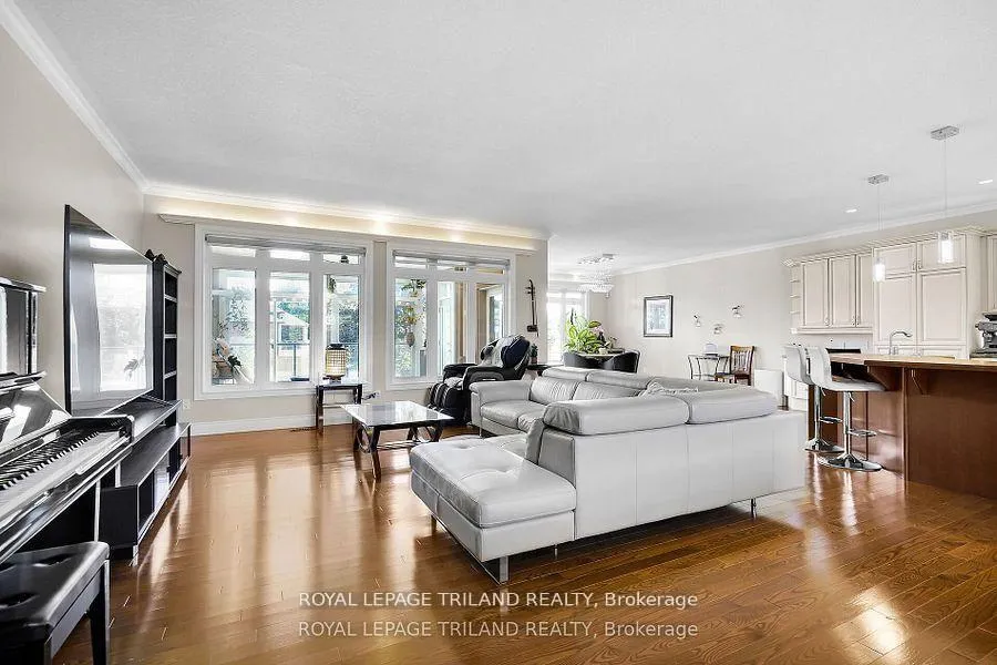 Photo 7 of 7119 Clayton Walk, London, South V — HOMEH